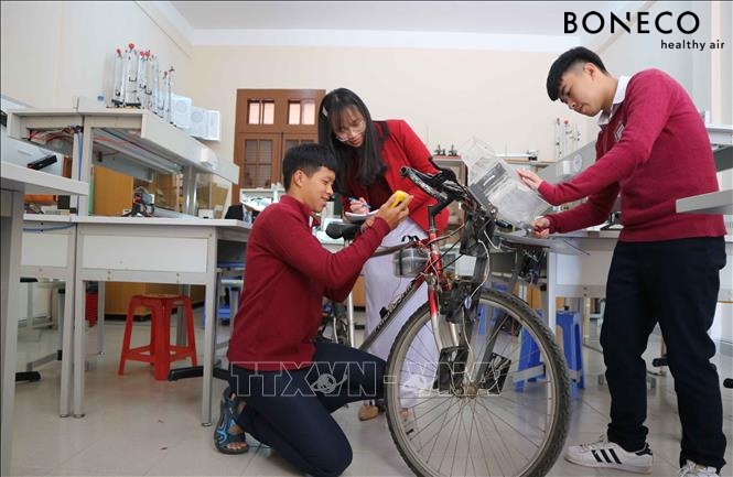 Học sinh Đà Lạt chế tạo xe đạp lọc khí
